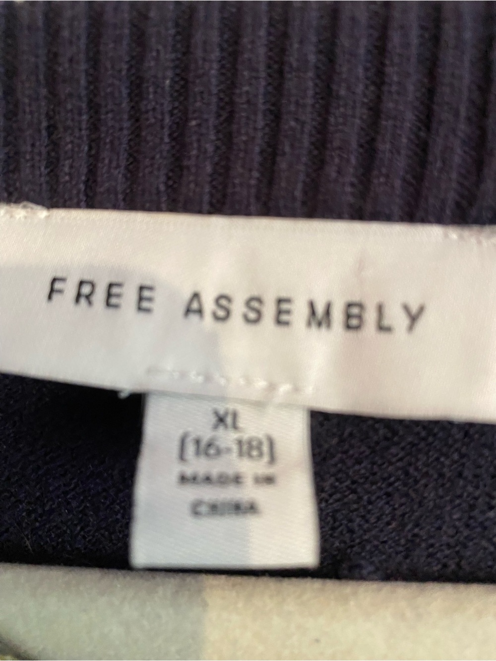 Free Assembly Floral Jacquard Shrunken Cardigan Sweater, size XL - Picture 4 of 5